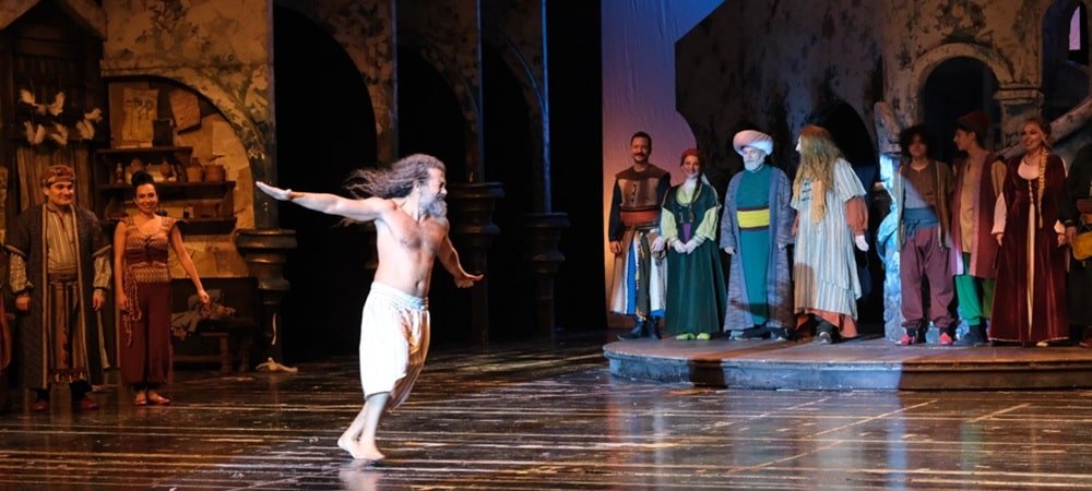 AYAKÇI BEYAZPERDEDE