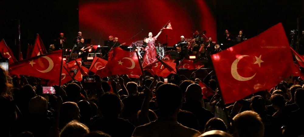 Antalya Cumhuriyet’in 102. Yılını Candan Erçetin’le Coşkuyla Kutladı