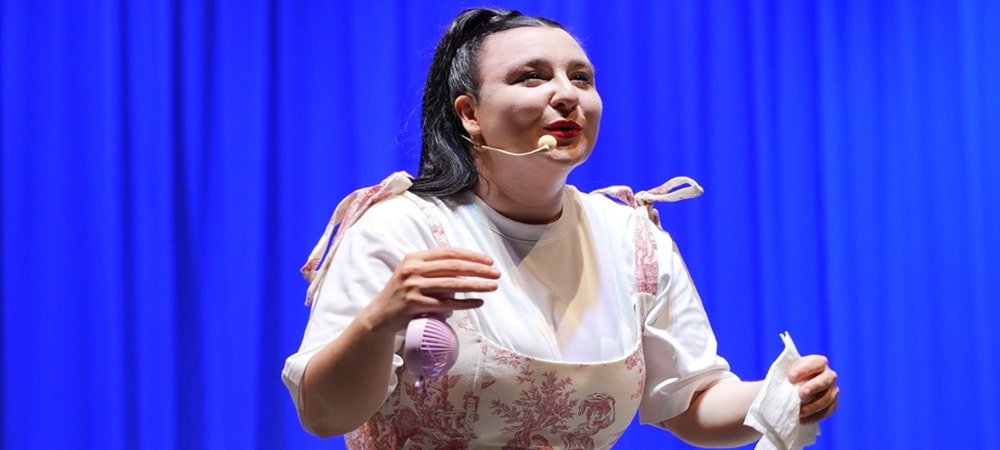 Yasemin Sakallıoğlu, Antalya gösterisinde sıcaktan 3 kilo verdi
