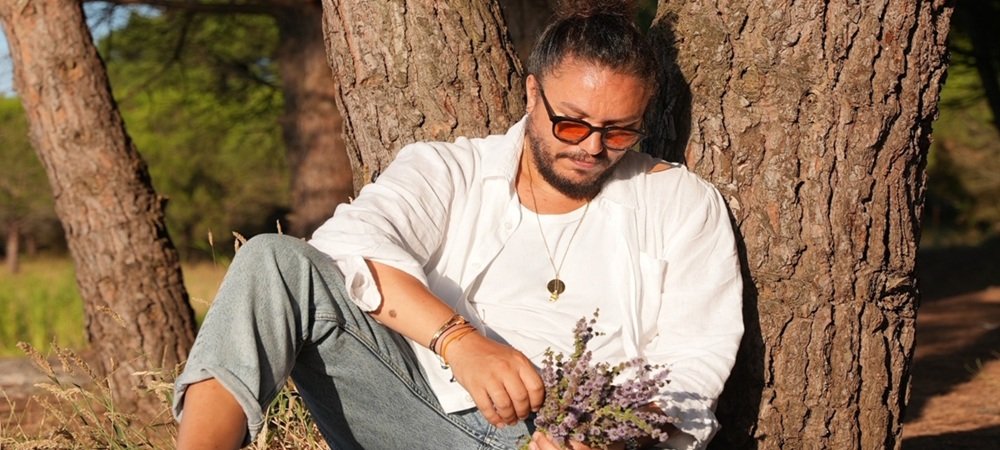 OYUNCU ENGİN DEMİRCİOĞLU’NDAN SEZEN AKSU COVERI “YANMIŞIM SÖNMÜŞÜM BEN”