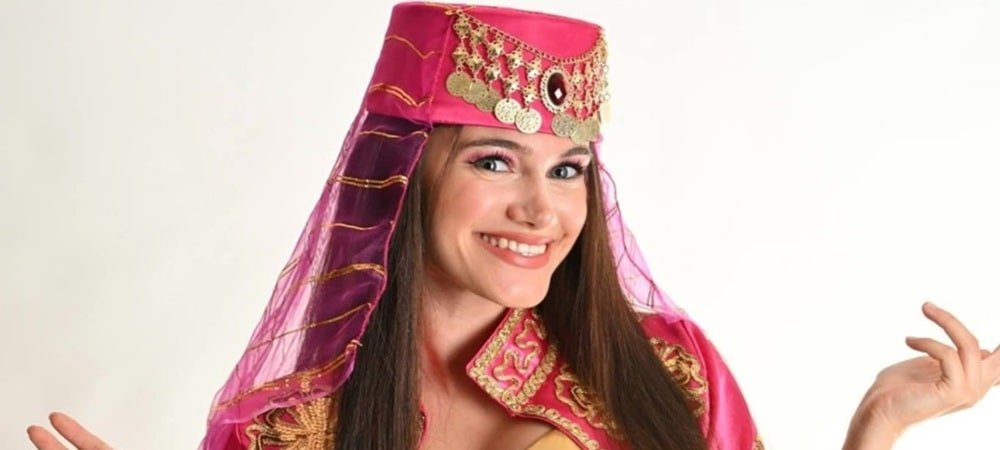 SAHNE IŞIKLARI BİR YÜREĞİ AYDINLATIR BUKET ÇELİK